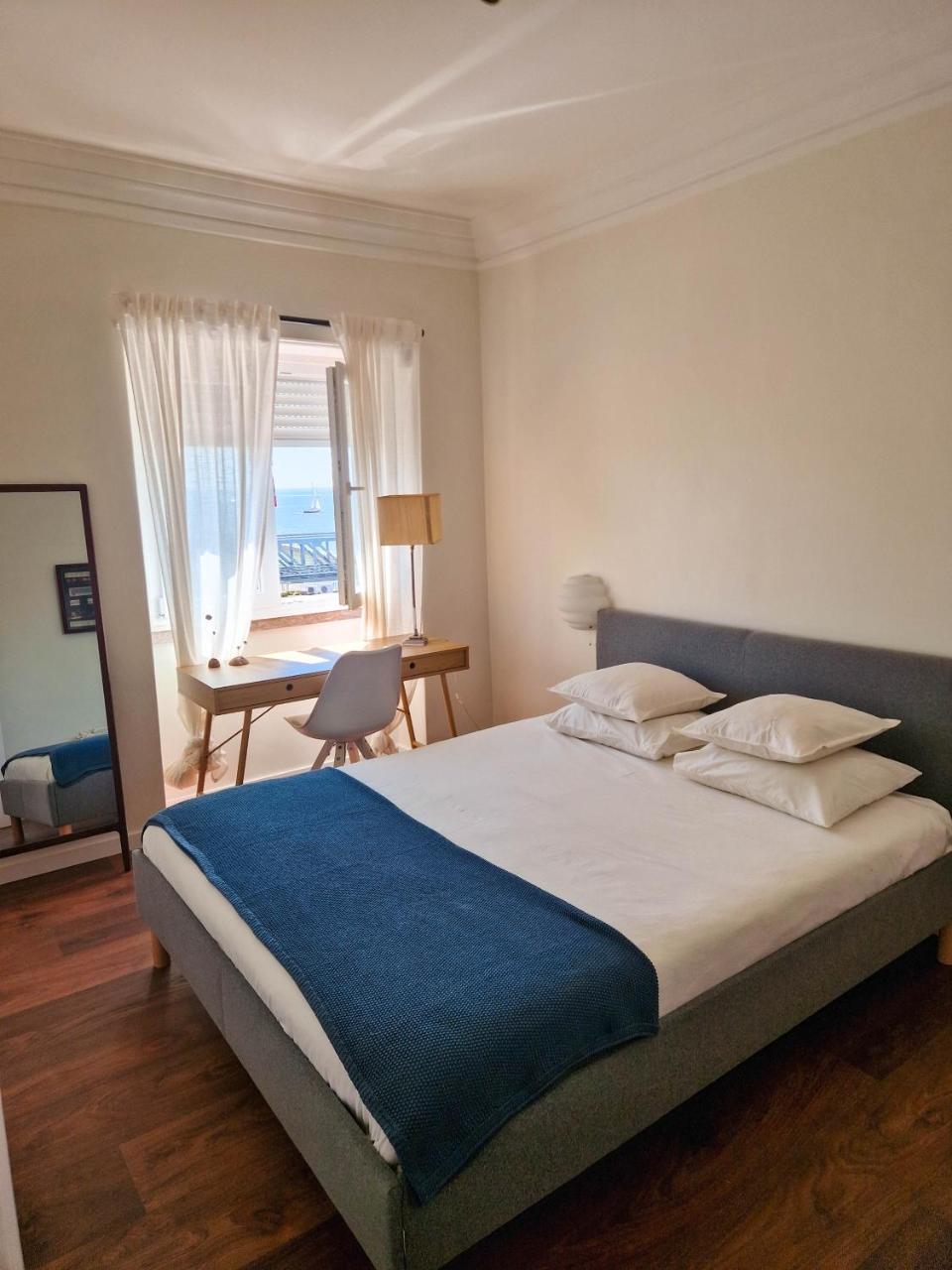 Riverfront 2 Bedrooms With Balcony — Oeiras