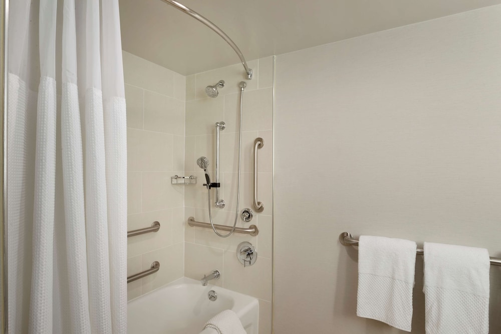 Embassy Suites by Hilton Columbus - photo 26