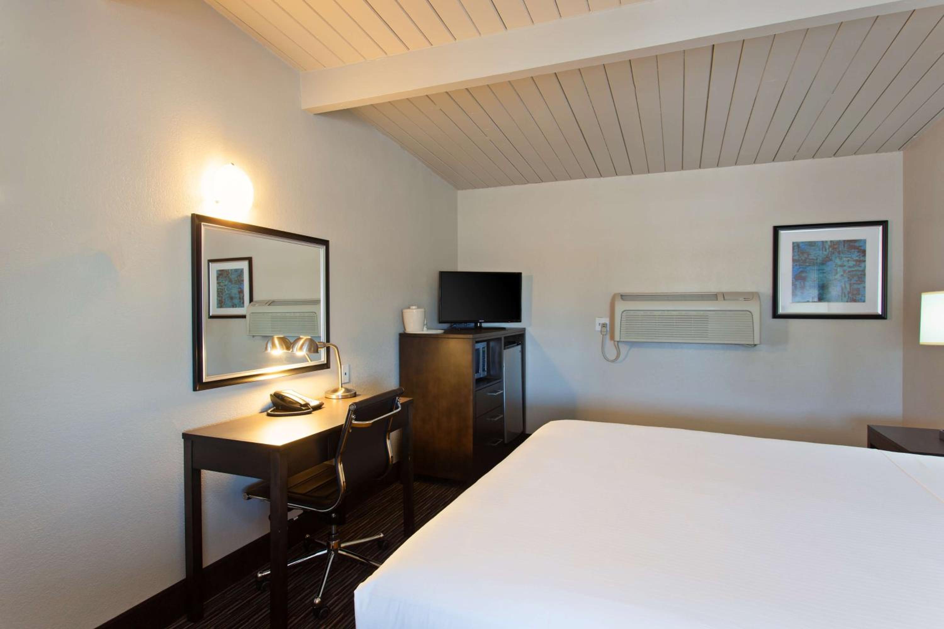 Days Inn by Wyndham Chowchilla Gateway to Yosemite - photo 12