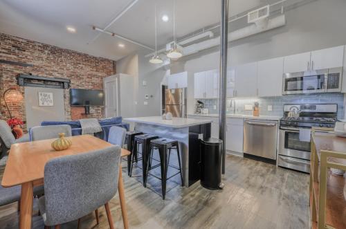 Unbeatable Location 4 bed Loft Parking Optional — 4-Star Luxury Hotel in Boston, United States