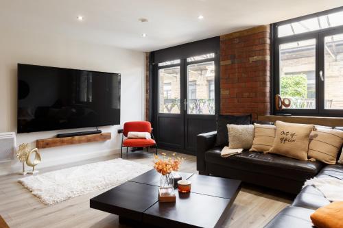 Stylish Penthouse with outside balcony — 4-Star Luxury Hotel in Bradford, United Kingdom