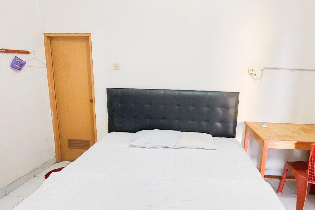 Pondok Gede Dkost Syariah Mitra RedDoorz in Bekasi, Indonesia