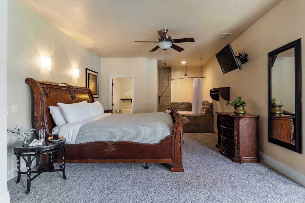 Sleeps 20 Vineyard Estate w Resort Pool Spa Game Room Wilson Creek Manor by AvantStay - photo 28