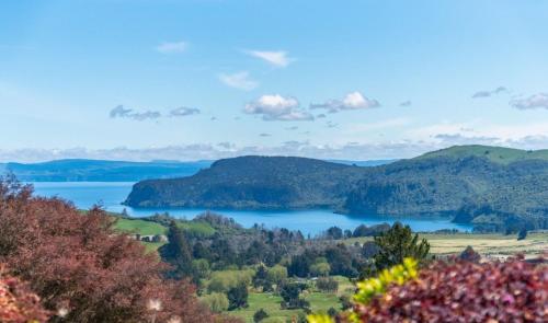 Scenic Solitude Wake up to Lake and Mountain Views in Taupo, New Zealand