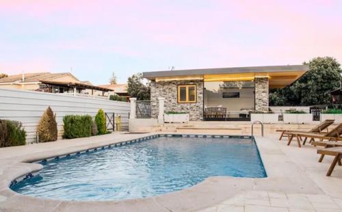 Estudio Moderno Piscina Barbacoa Parejas Amigos Gym Sauna pet-friendly hotel Nuevo Baztan