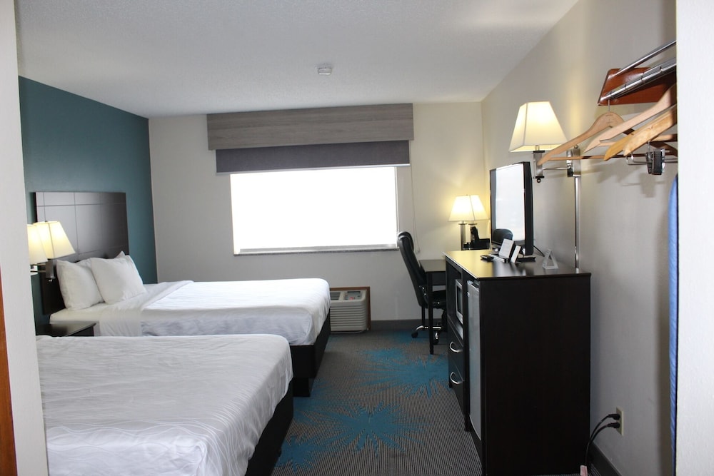 Reston Inn & Suites - photo 7