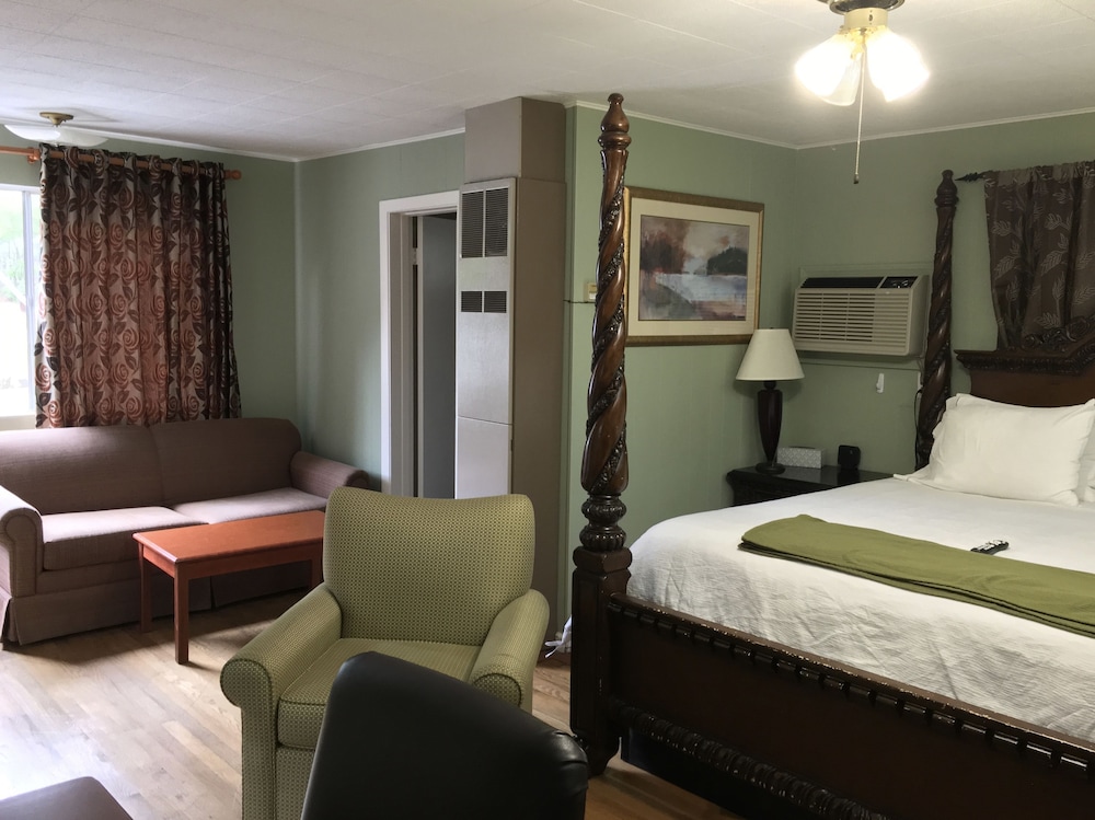 CedarWood Inn - photo 17