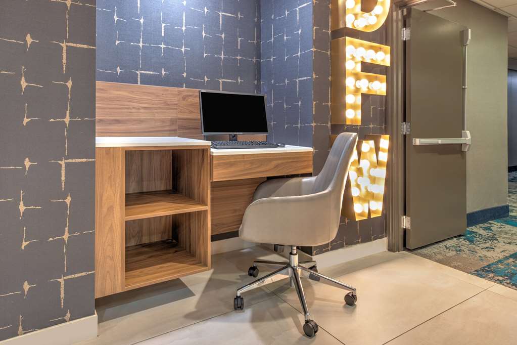 La Quinta Inn & Suites by Wyndham Dallas DFW Airport North - photo 45