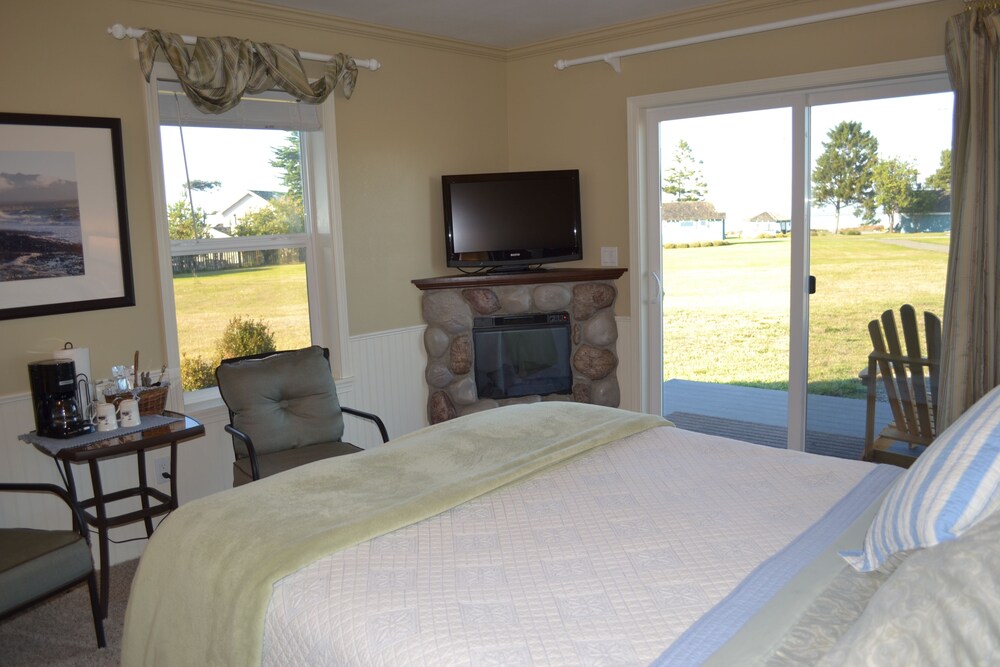 Juan de Fuca Waterfront Hotel & Cottages - photo 3