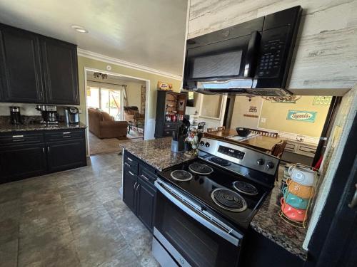Peaceful & Cozy 3 bedroom Ranch Home w Fireplace — 4-Star Luxury Hotel in Hemet, United States