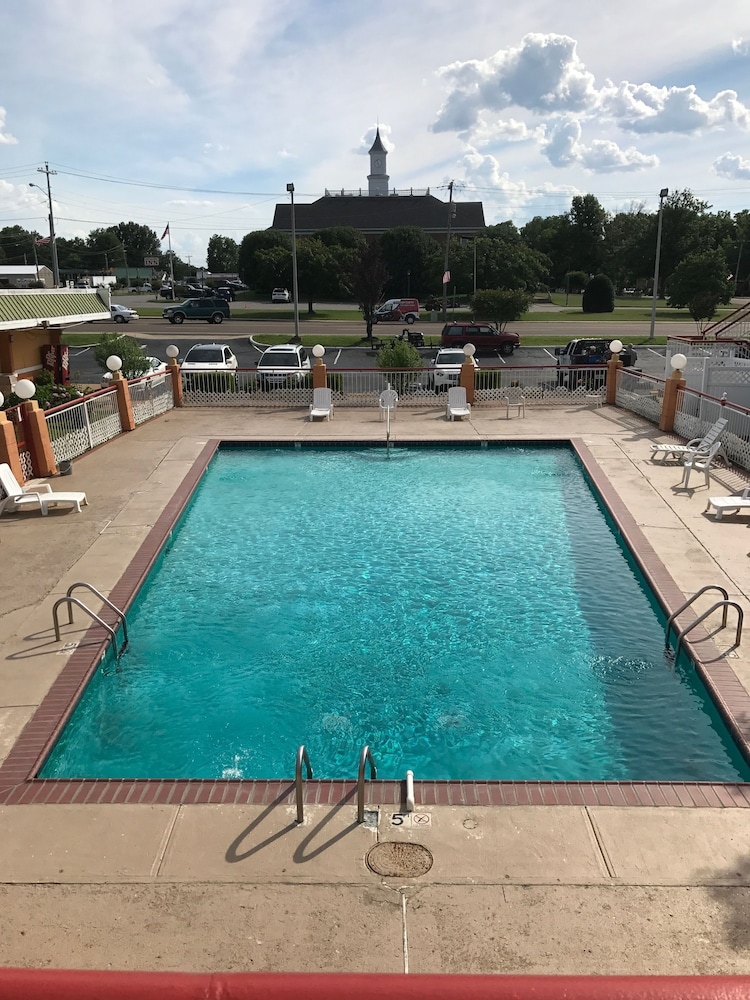Milan Inn & Suites - photo 22