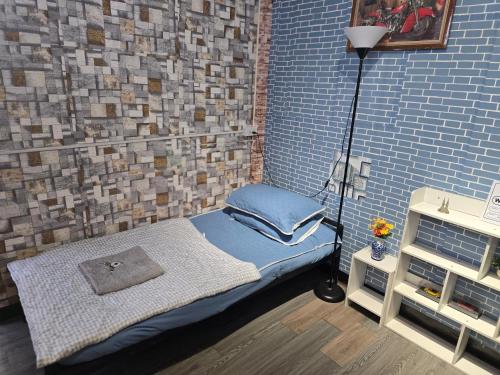 211 Spacious studio with breezy fan full amenities with free Wi Fi