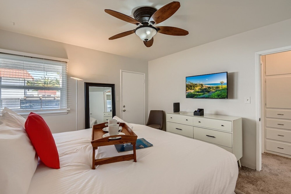 Signature KING 1BR Apt In San Clemente Beach — 4-Star Luxury Hotel in San Clemente, United States