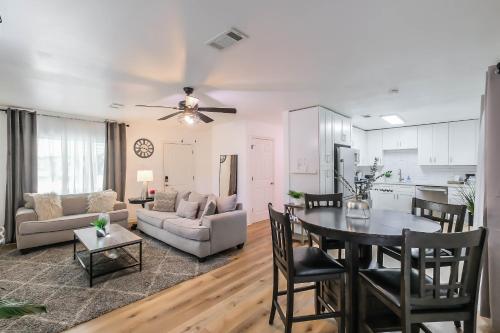 Spring Branch Home Sleeps 6 Yard King Suit — 4-Star Luxury Hotel in Houston, United States