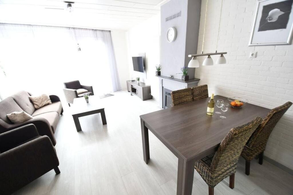 Vrijvakantiehuis Houtenburgseweg 22 — 4-Star Luxury Hotel in Zoutelande, Netherlands