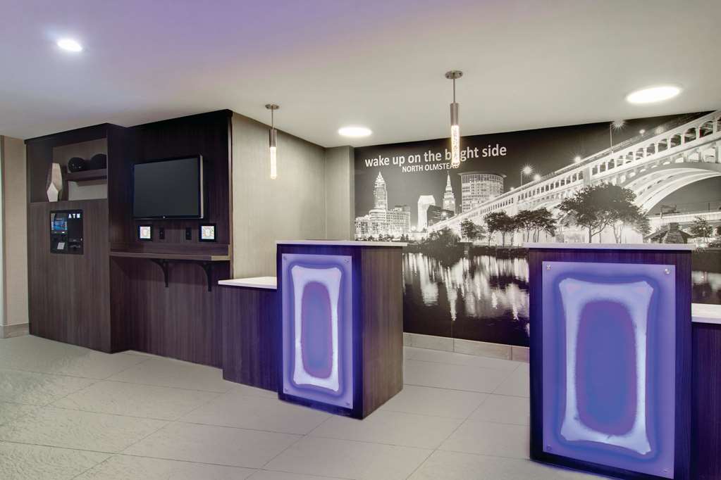 La Quinta Inn & Suites by Wyndham Cleveland Airport West - photo 6