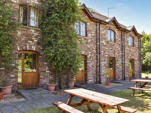 Poppy Cottage Uk40102 — 4-Star Luxury Hotel in Swansea, United Kingdom