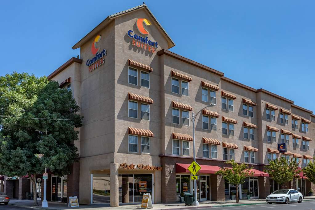 Comfort Suites Visalia Convention Center - carbon neutral hotel in Visalia