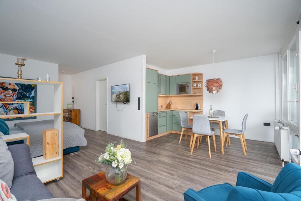 Appartementhaus Terrassenhügel Strandsuite — 4-Star Luxury Hotel in Scharbeutz, Germany