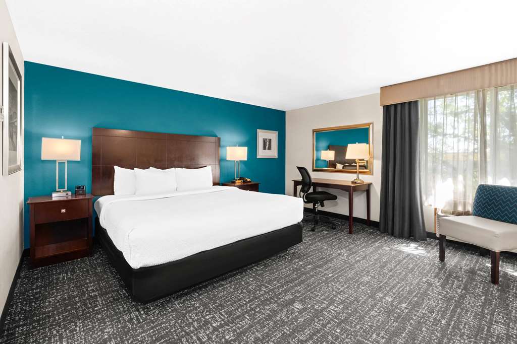 La Quinta Inn & Suites by Wyndham Portland NW - photo 25