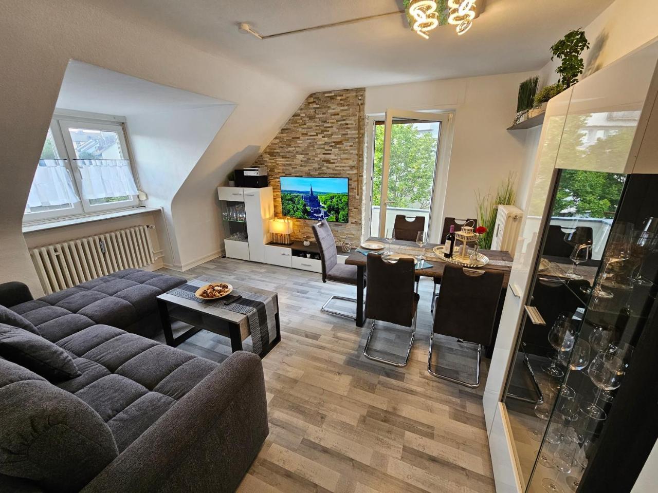 Exklusives und helles Dachgeschoss Apartment No 3 im Zentrum von Kassel schnelles 1Gbit Internet Geschirrspüler Boxspringbetten — 4-Star Luxury Hotel in Kassel, Germany