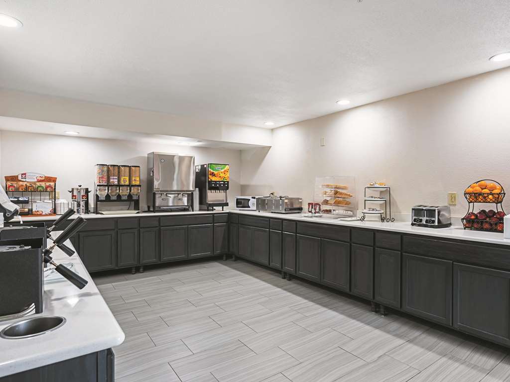 La Quinta Inn & Suites by Wyndham Minneapolis Northwest - photo 24