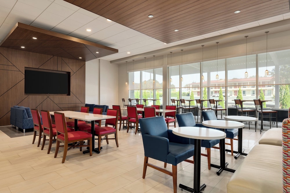 Holiday Inn Express And Suites Dalton Walnut Ave - photo 38