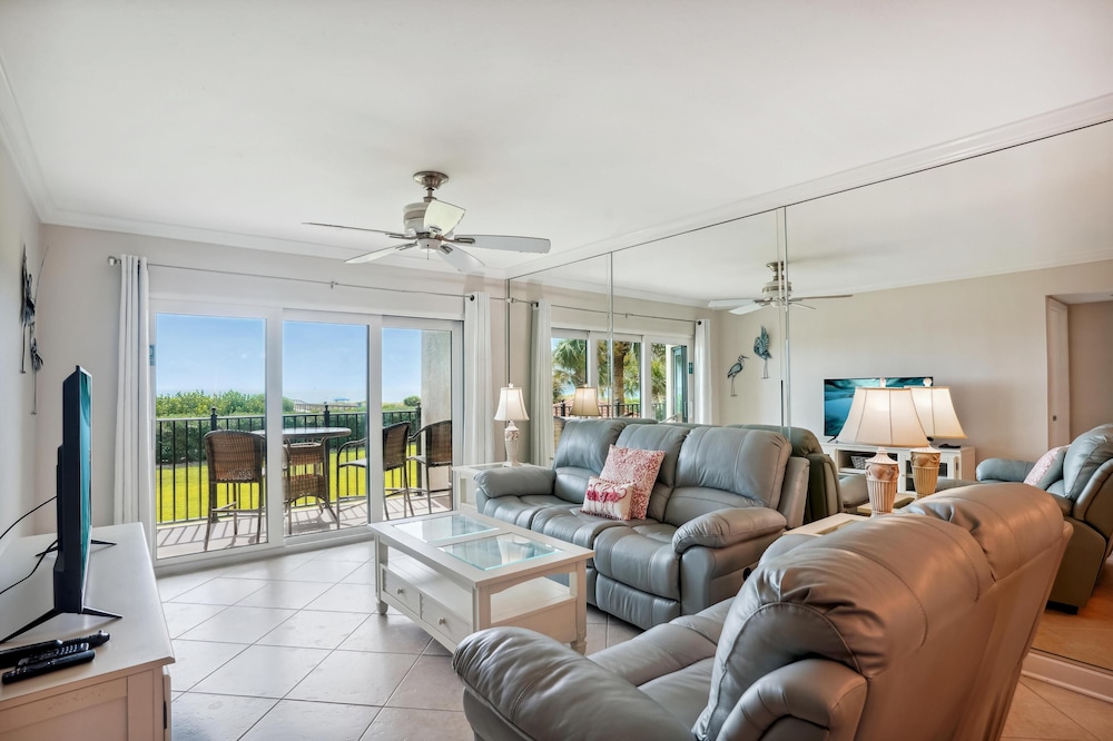 Land's End 7 202 Beach Front — 4-Star Luxury Hotel in Saint Pete Beach, United States