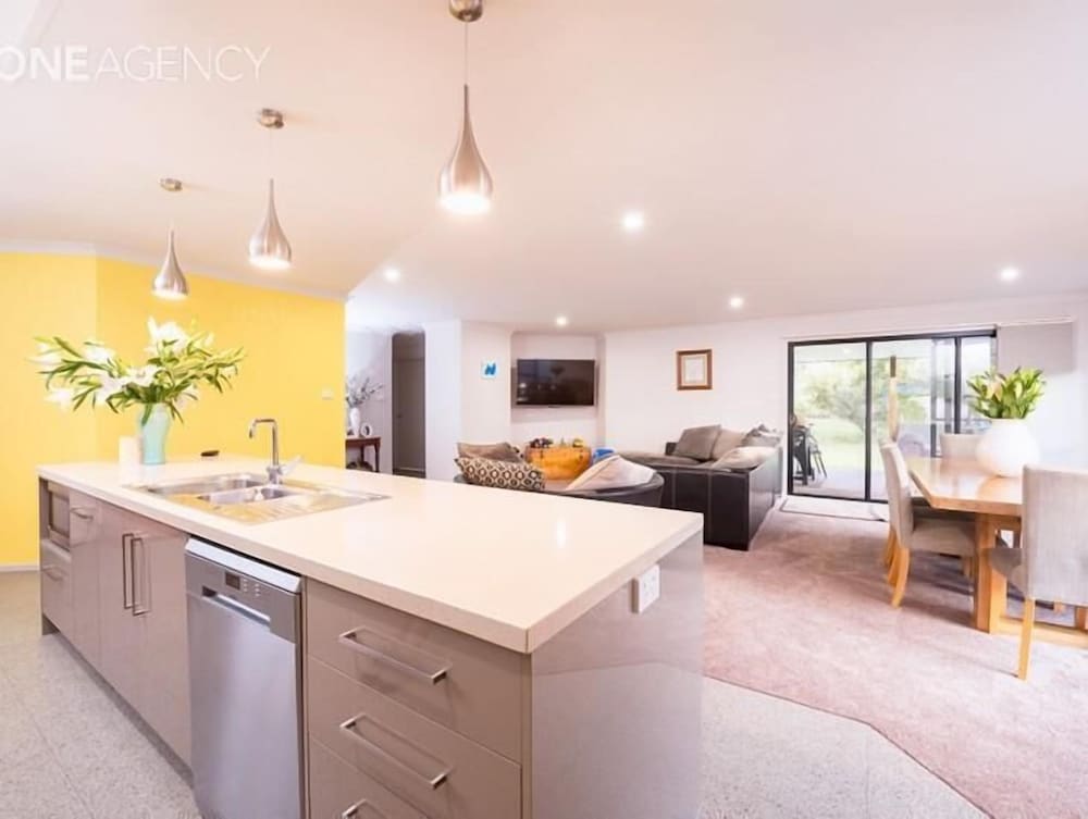 Euphoria House — 4-Star Luxury Hotel in Wynyard, Australia