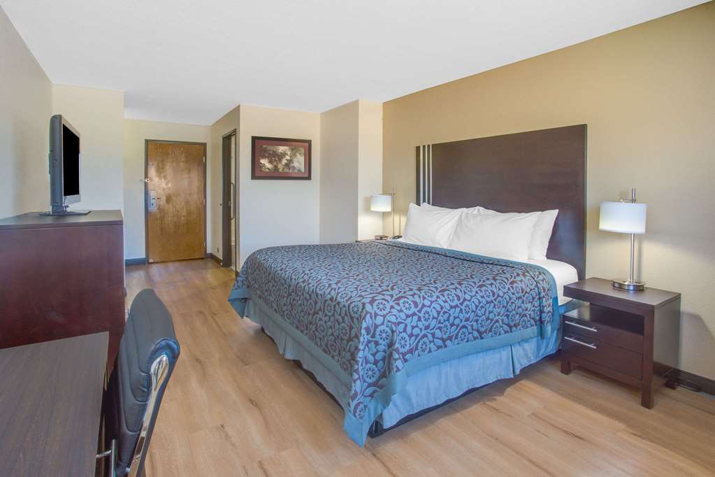 Days Inn by Wyndham Le Roy Bloomington Southeast - photo 10