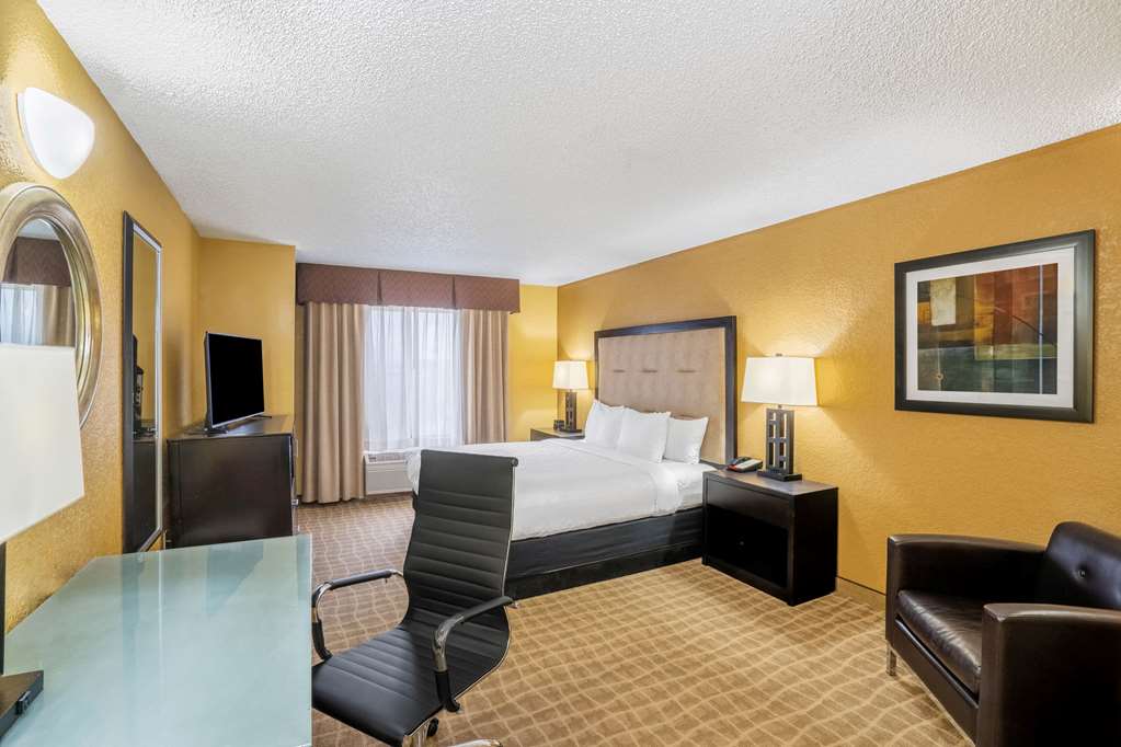 La Quinta Inn & Suites by Wyndham Hot Springs - photo 25