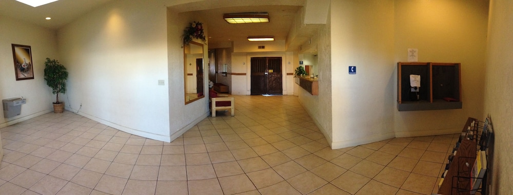 Travelodge by Wyndham Farmington Hwy 64 - photo 3