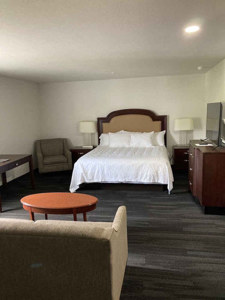 Elker Inn & Suites - photo 9