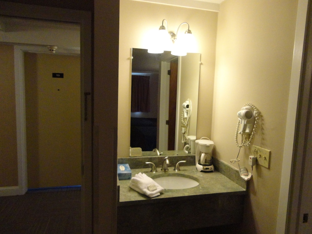 Bangor Inn & Suites - photo 13