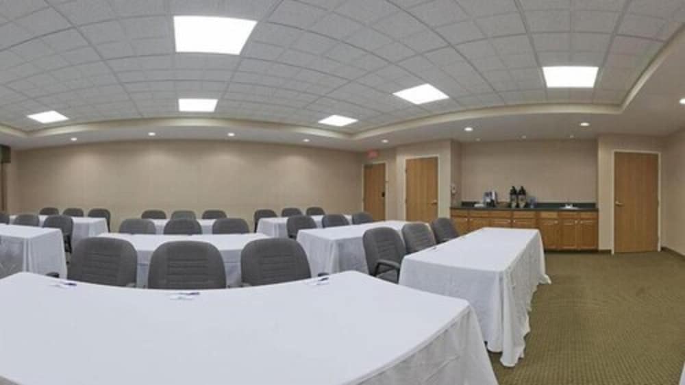 Holiday Inn Express Hotel & Suites Defiance by IHG - photo 25