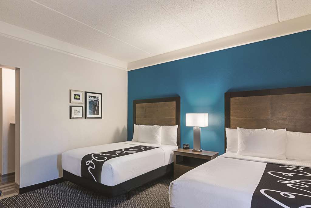 La Quinta Inn & Suites by Wyndham Orlando UCF - photo 23