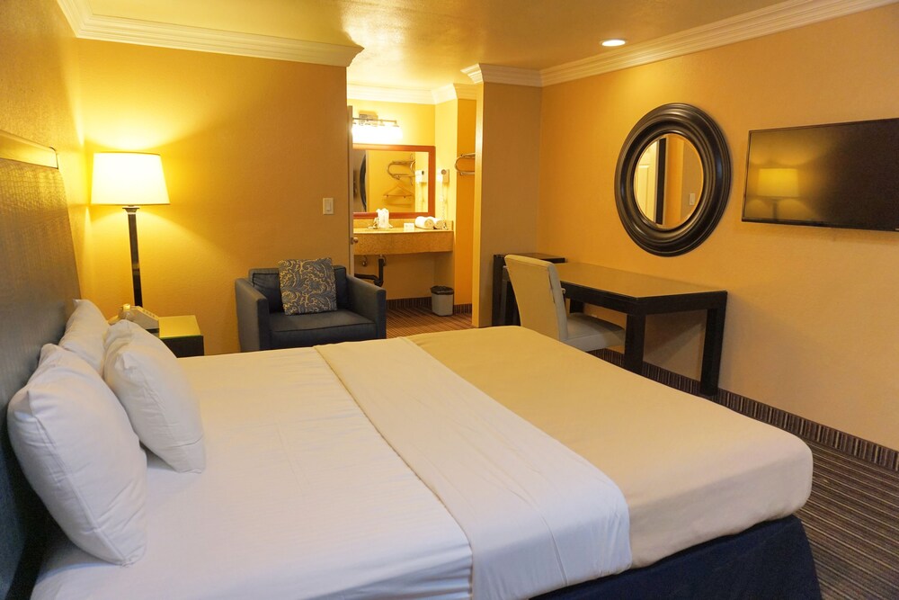 Hollywood Inn Express South - photo 13
