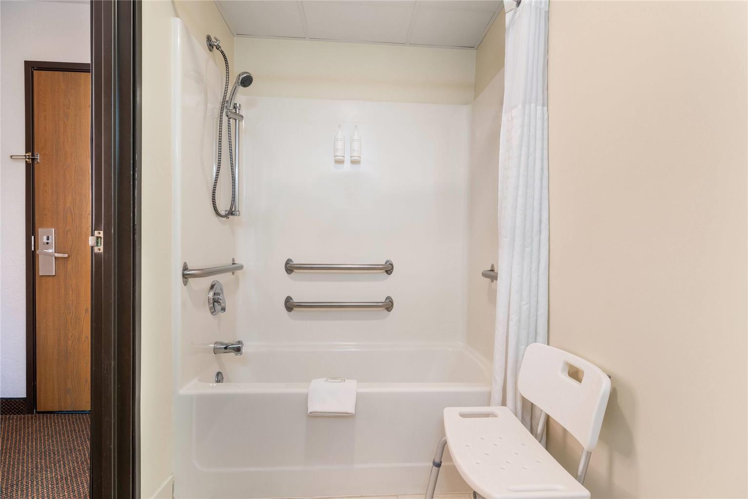 Howard Johnson Hotel & Suites by Wyndham Oacoma - photo 15