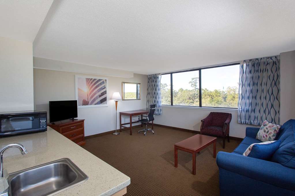 Days Inn & Suites by Wyndham Tallahassee Conf Center I 10 - photo 11