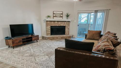 Spacious Poolside Oasis with Easy Access & Parking — 4-Star Luxury Hotel in Corpus Christi, United States