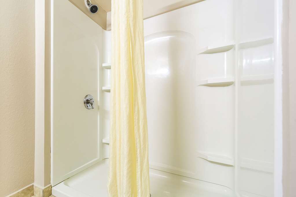 Econo Lodge Lincoln - photo 18