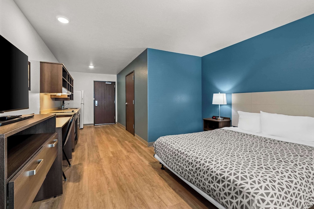 WoodSpring Suites Loves Park Rockford - photo 18