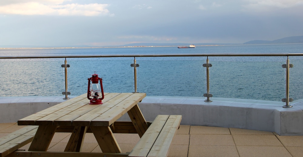 Galway Bay Sea View Apartments — 4-Star Luxury Hotel in Gaillimh, Republic of Ireland