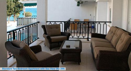 Les Sirenes Apartments