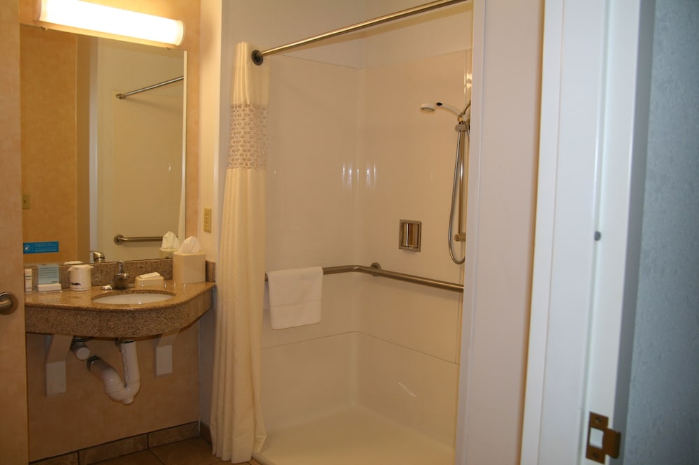 Hampton Inn Pine Grove - photo 15