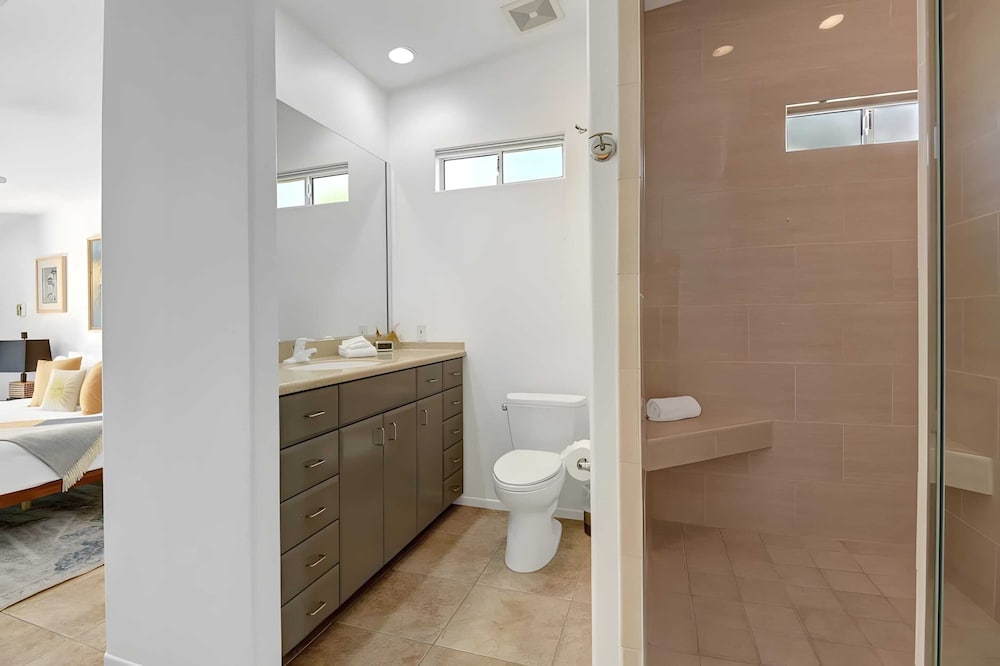 Modern Oasis w Pool Patio Lounge Mountain Views Palo Verde by AvantStay - photo 14