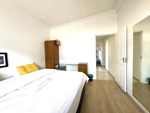 Spacious Shared 3 Bedroom Villa Near Bloubergstrand Beach with Pool & Free Wi Fi