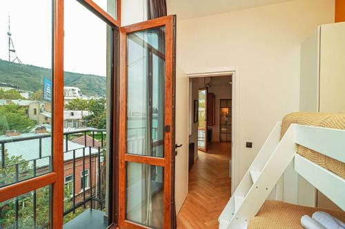Chic 2BR Center Apt with View By Wehost