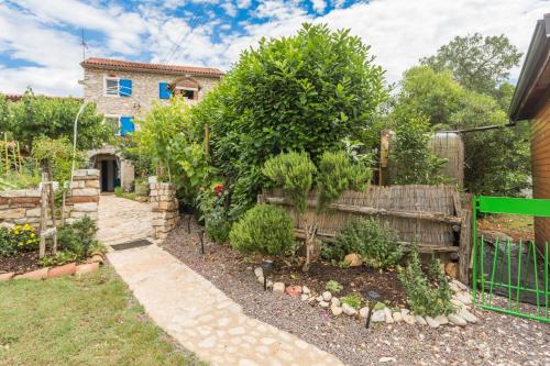 Family friendly apartments with swimming pool Vardica Umag 19805 — 4-Star Luxury Hotel in Umag, Croatia