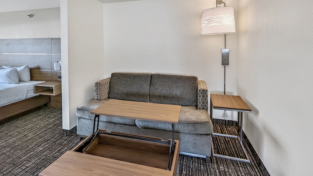 Estherville Hotel & Suites - photo 47